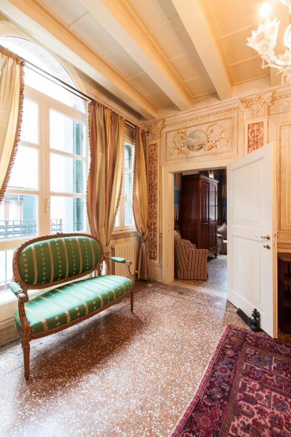 Explore From A Sophisticated Hideaway In San Polo Apartment *