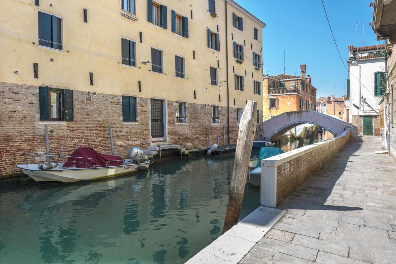 With Canal View In A Quiet Neighbourhood *