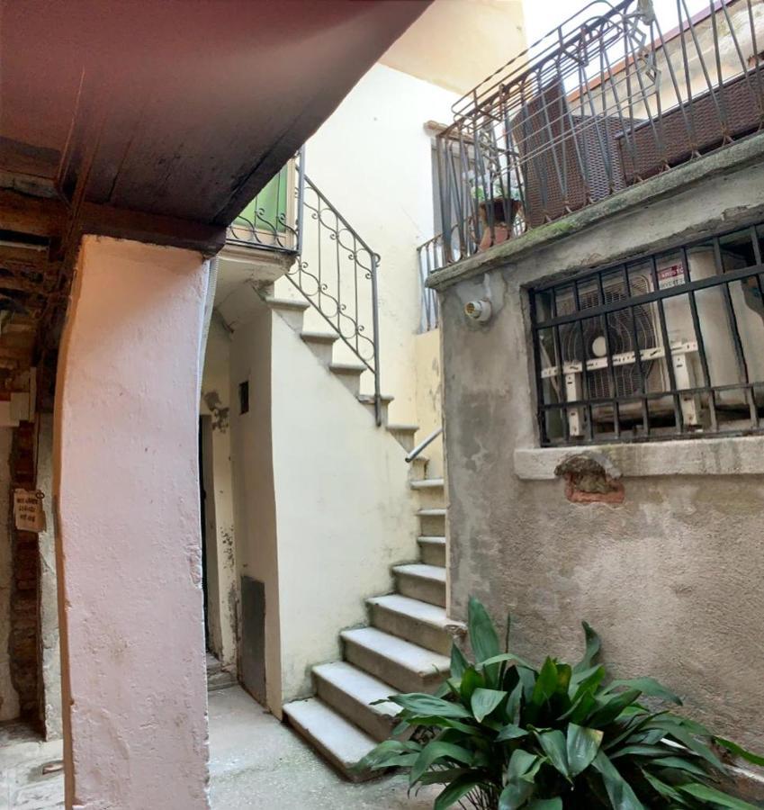 Eagle's Nest * Venice