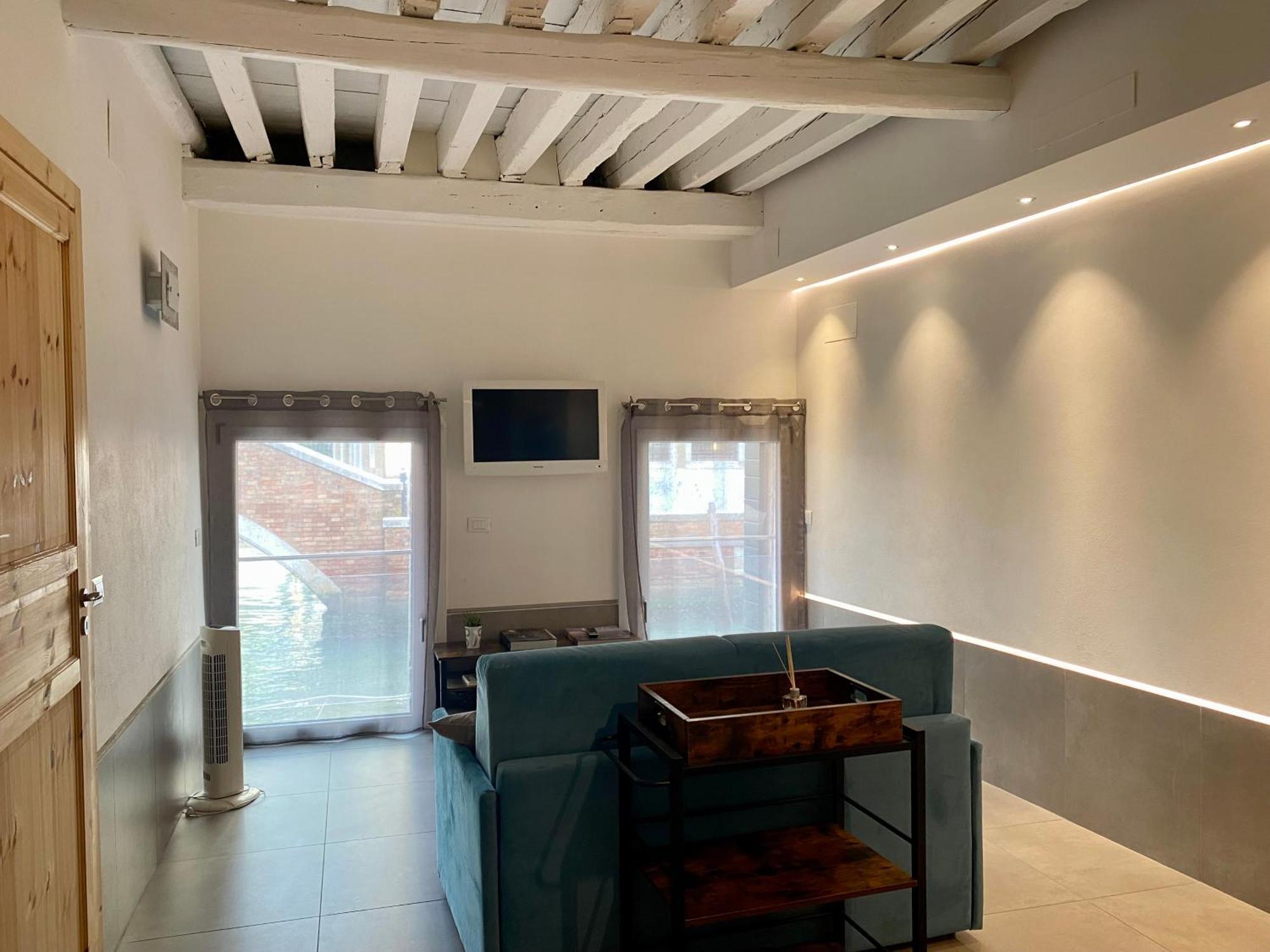 Mezzanino On Canal Apartment *