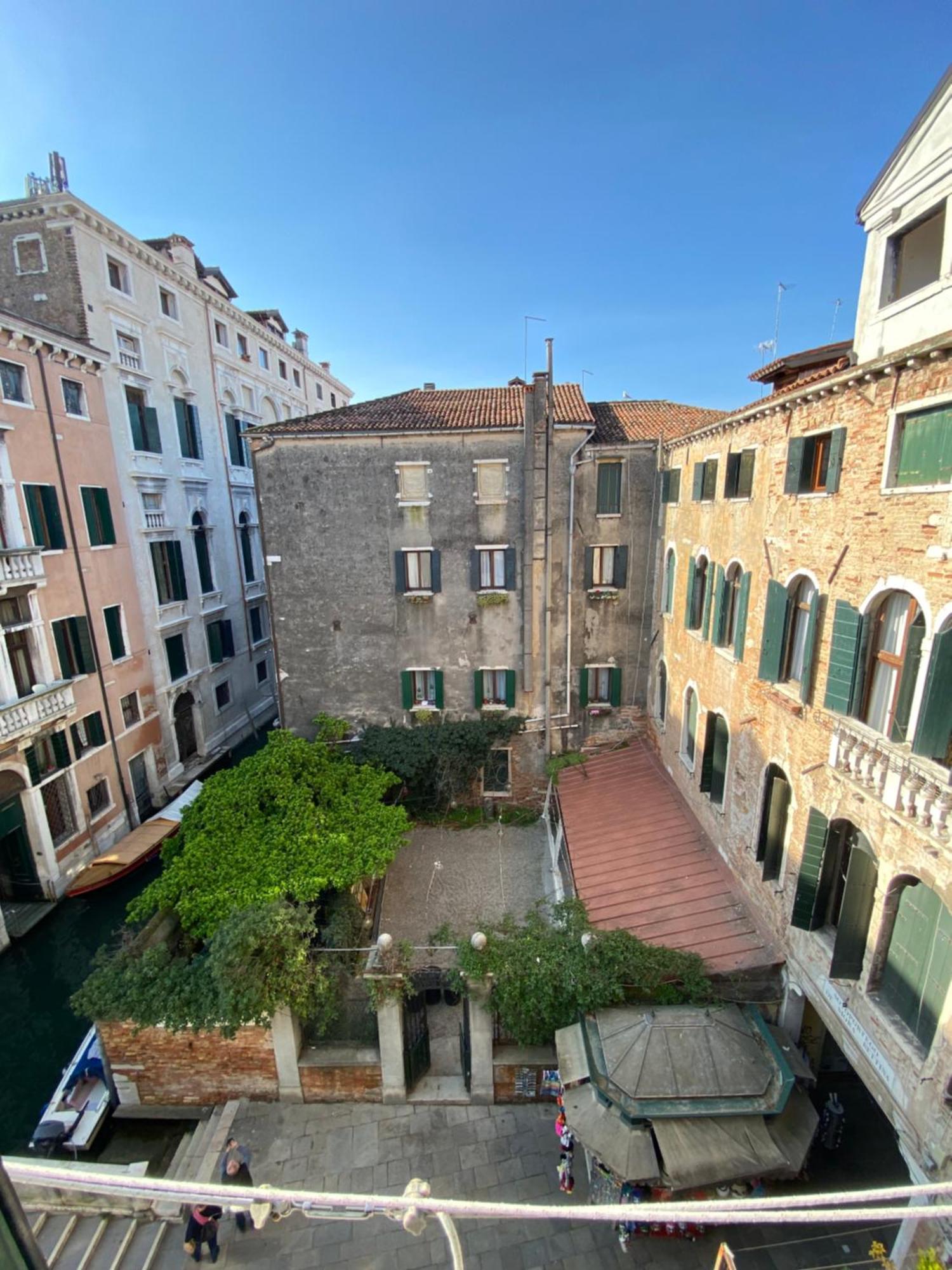 Ve-nice Rialto * Venice