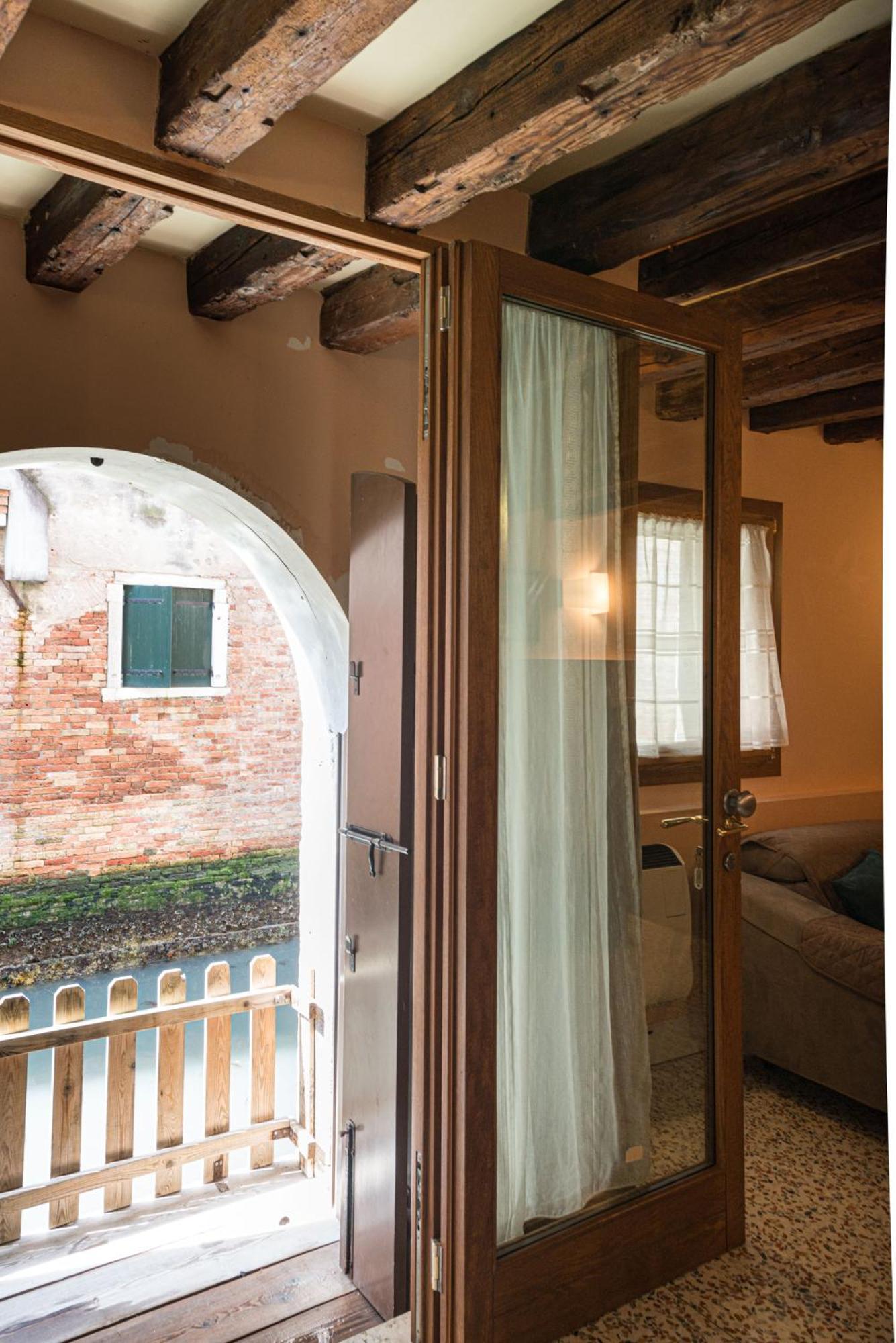 Lovely Flat With Canal View Near Rialto Bridge