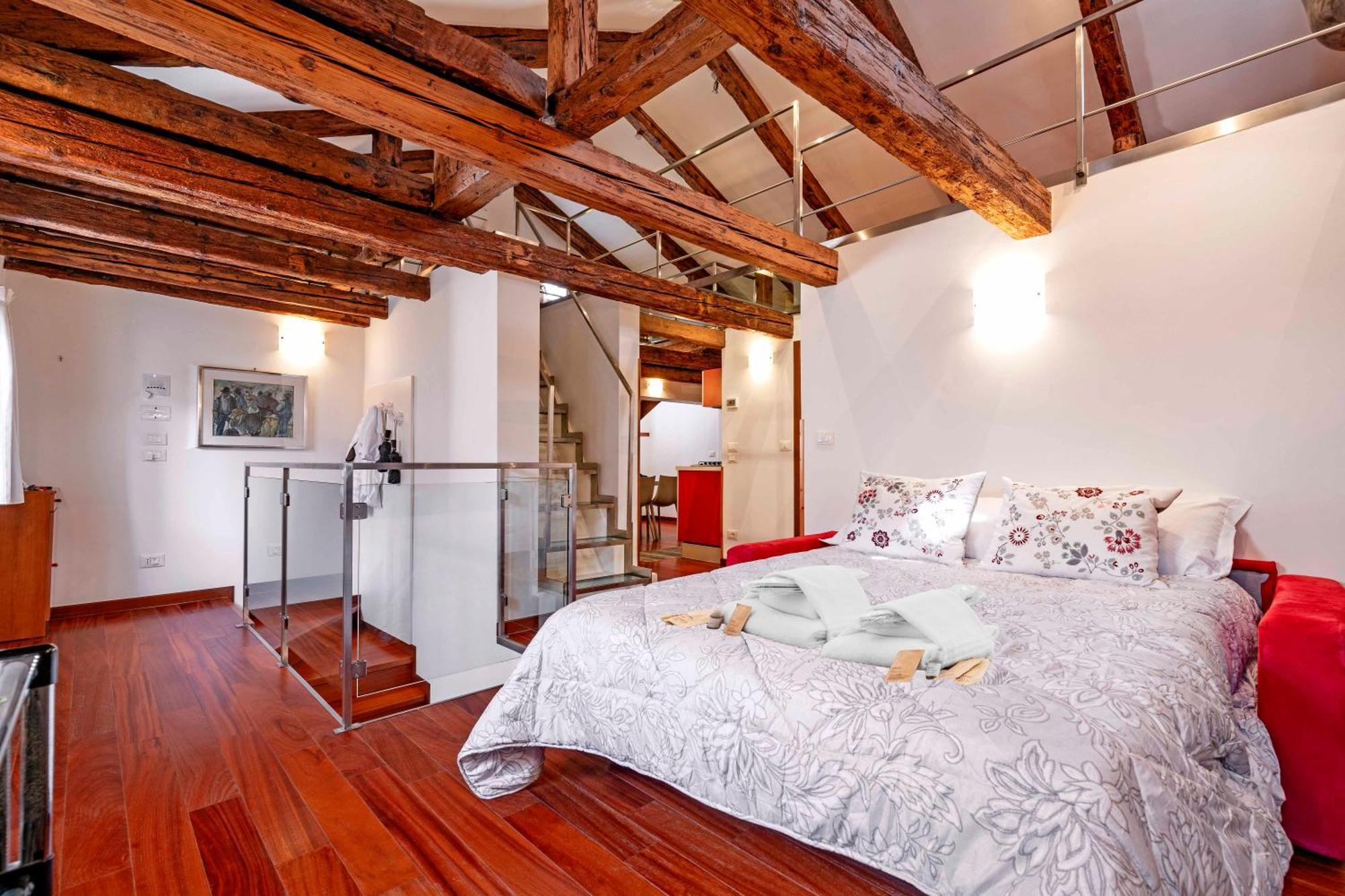Glass House - Loft 2 Minutes To Rialto Bridge & View Apartment *