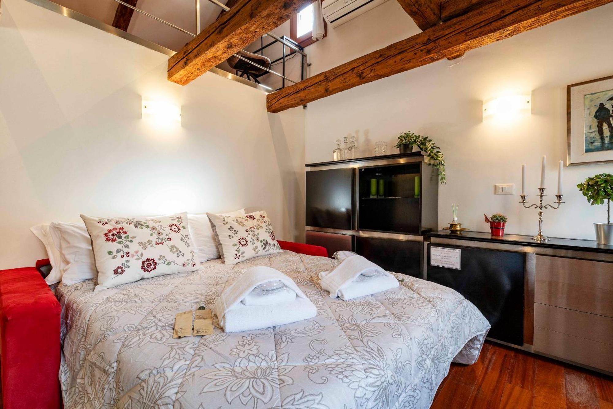 Glass House - Loft 2 Minutes To Rialto Bridge & View *