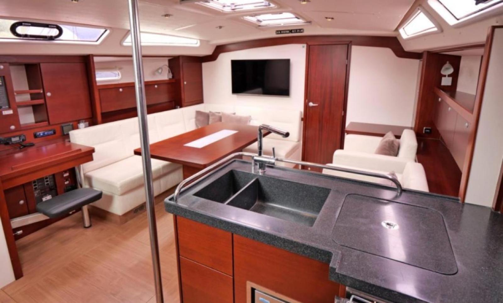 Botel Venice Boat Tour With Aperitif And Music Included On A Sailing Boat *