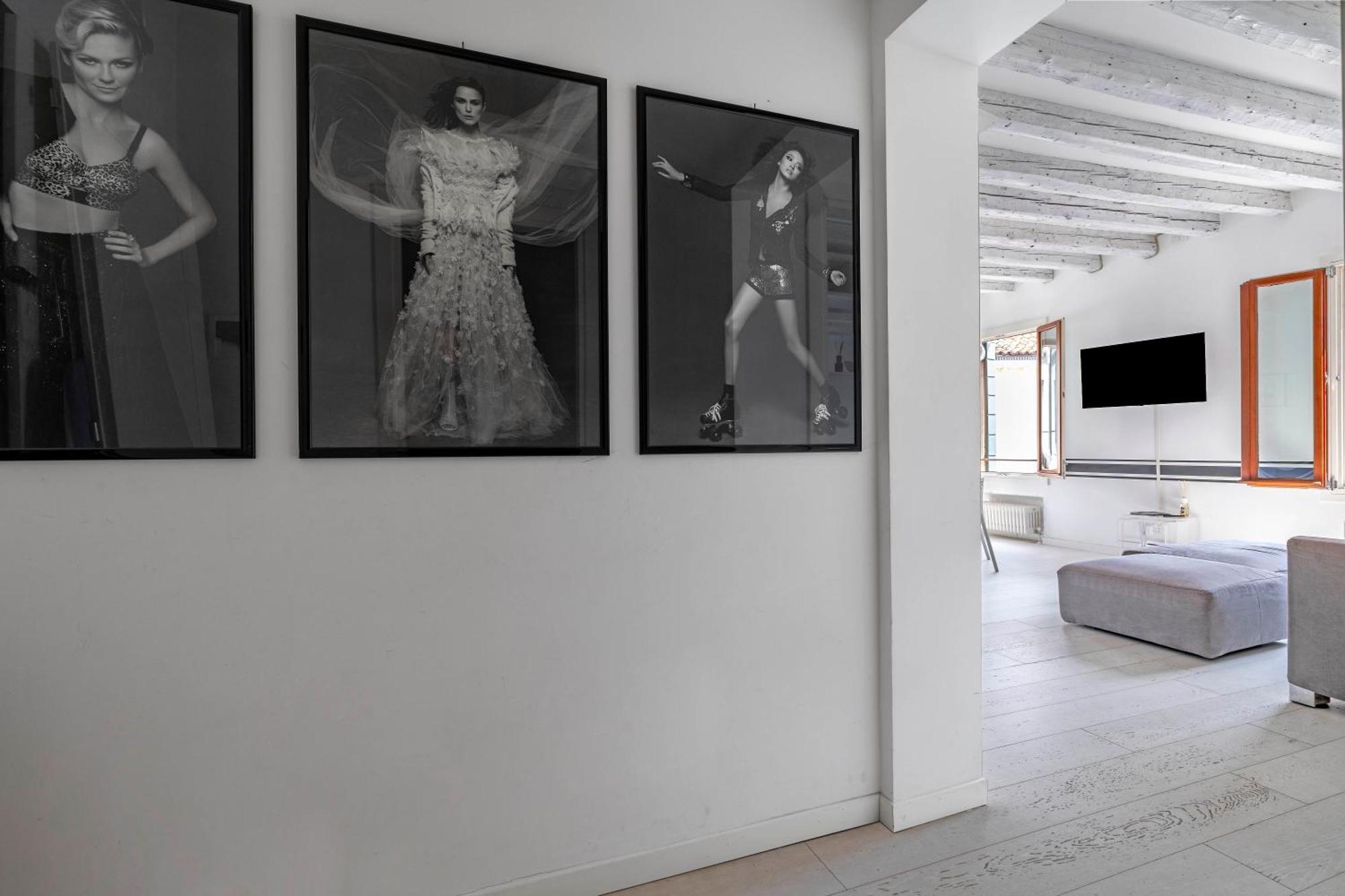 Black And White Apartment Venice