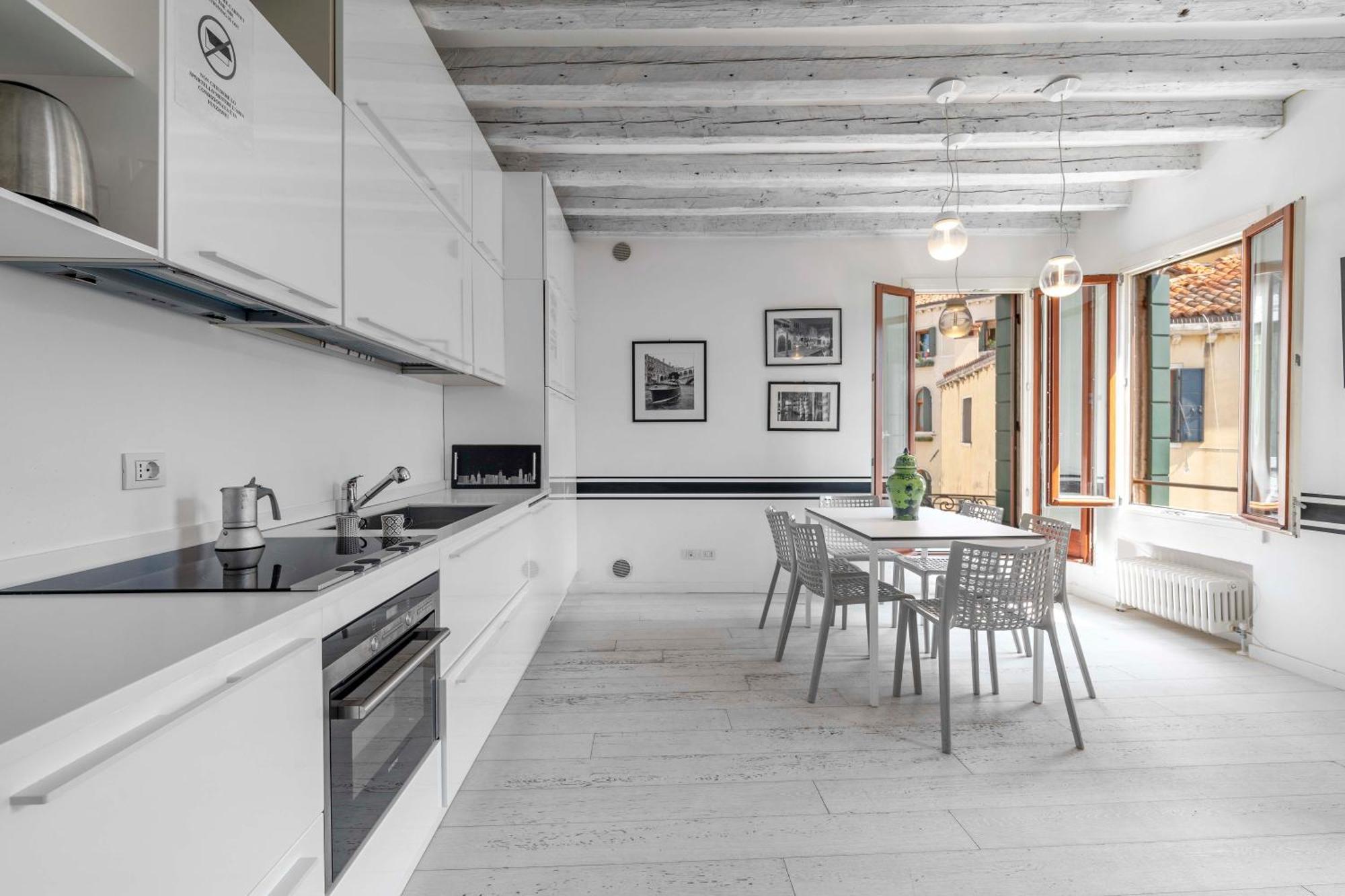 Black And White Apartment Venice