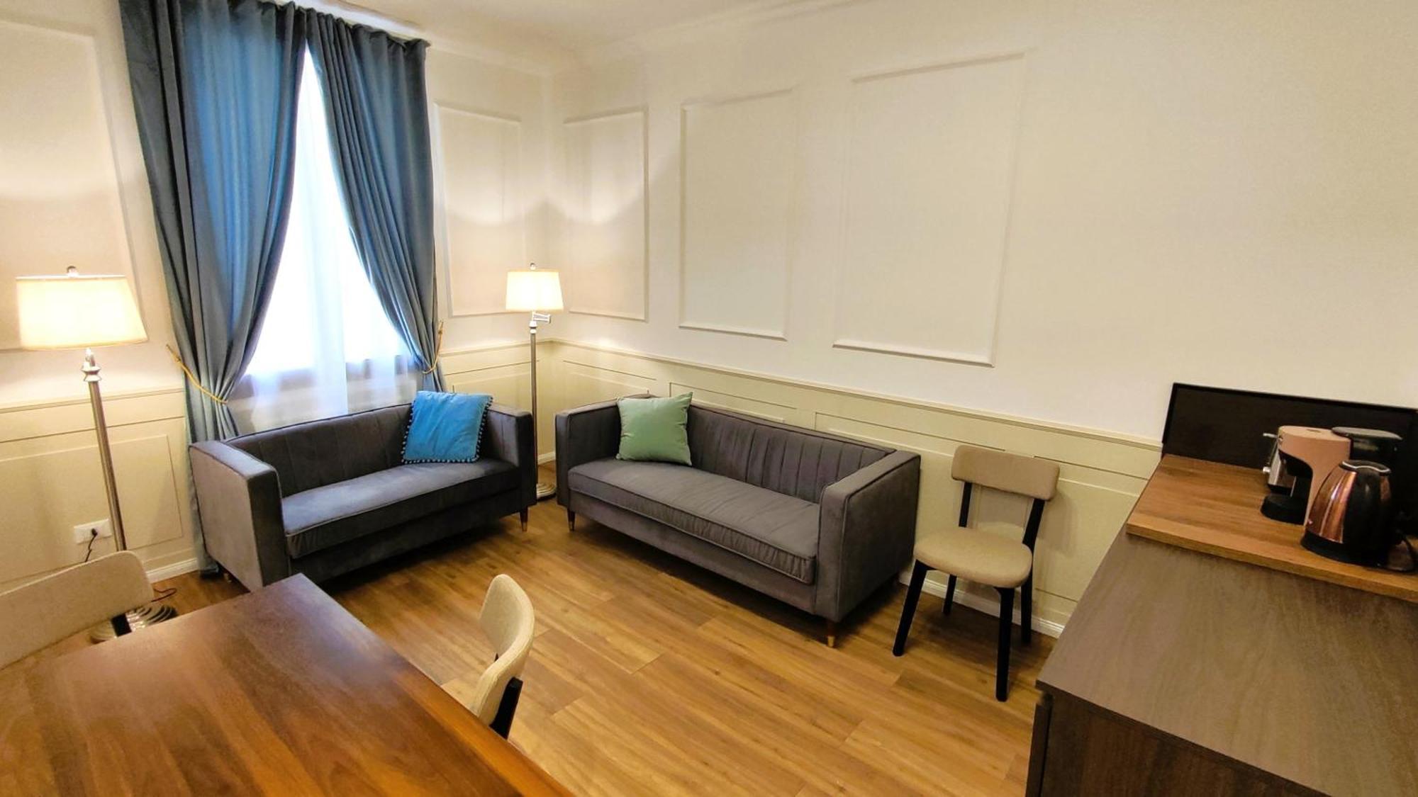 Oliver Twist In Apartment Venice
