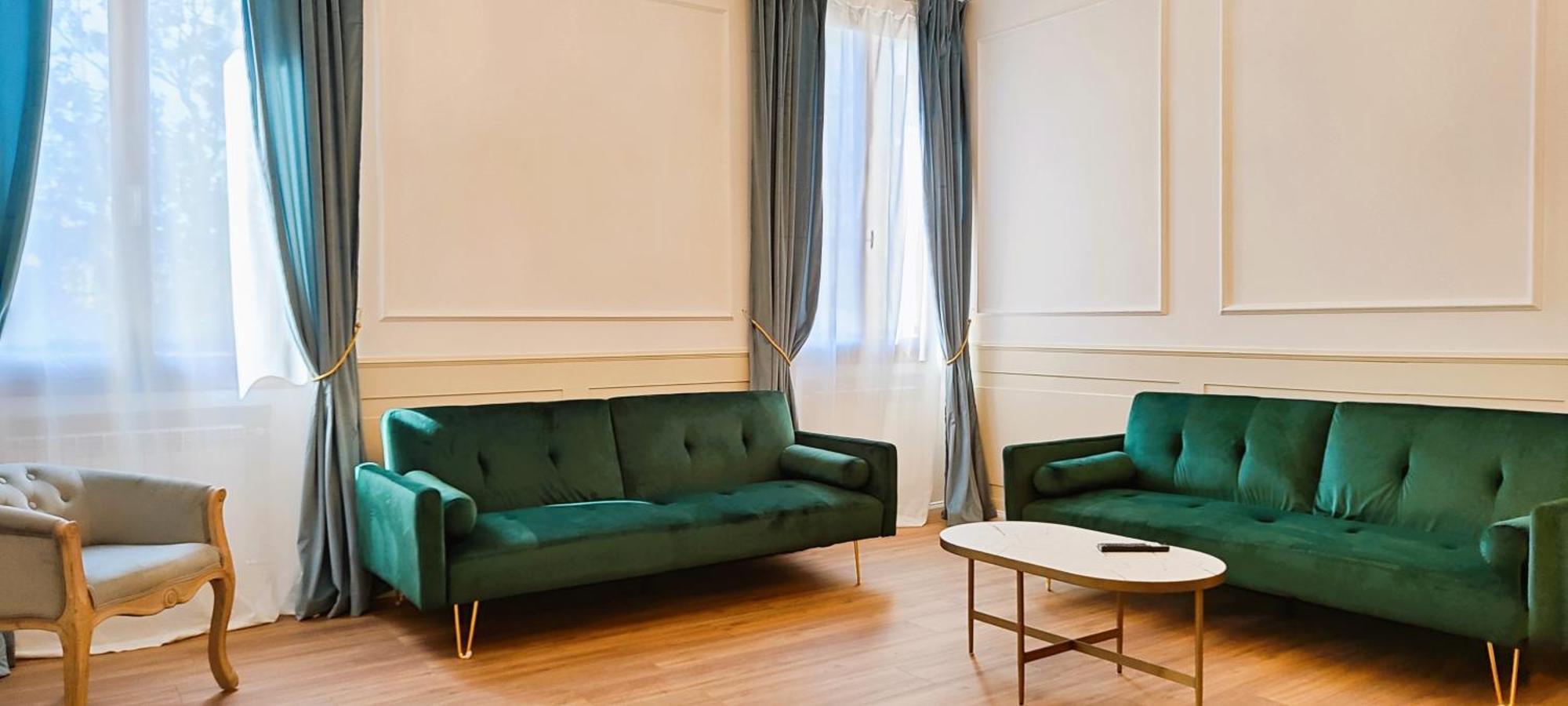 Oliver Twist In Apartment Venice