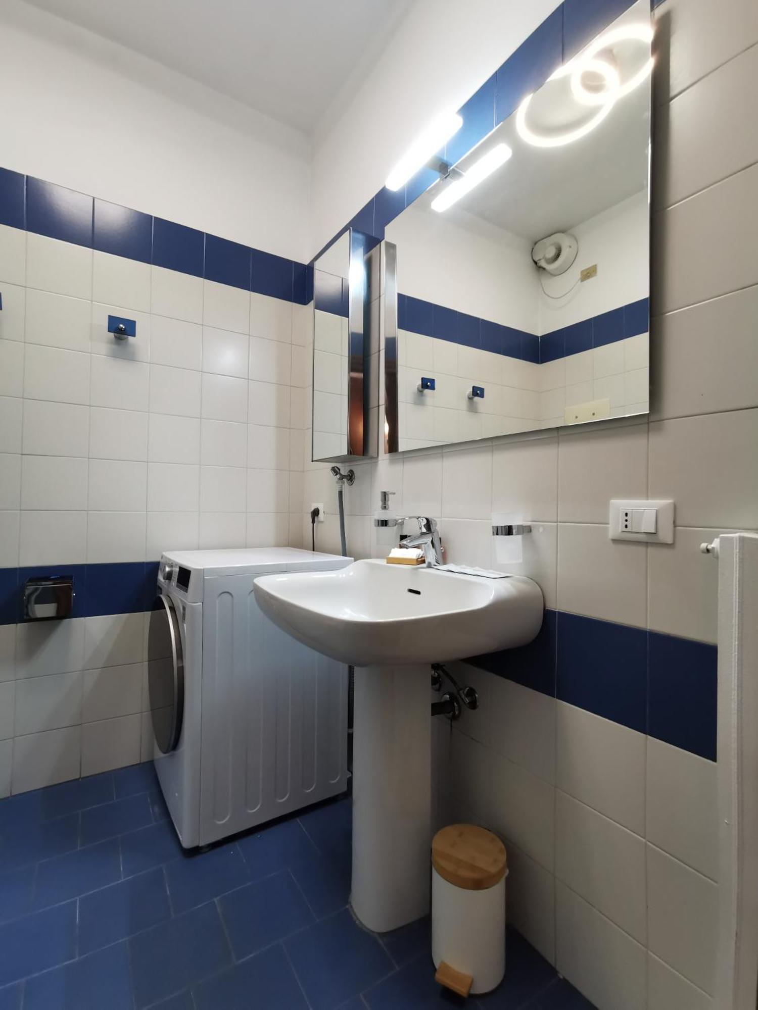 Large And Bright With Canal View Apartment *