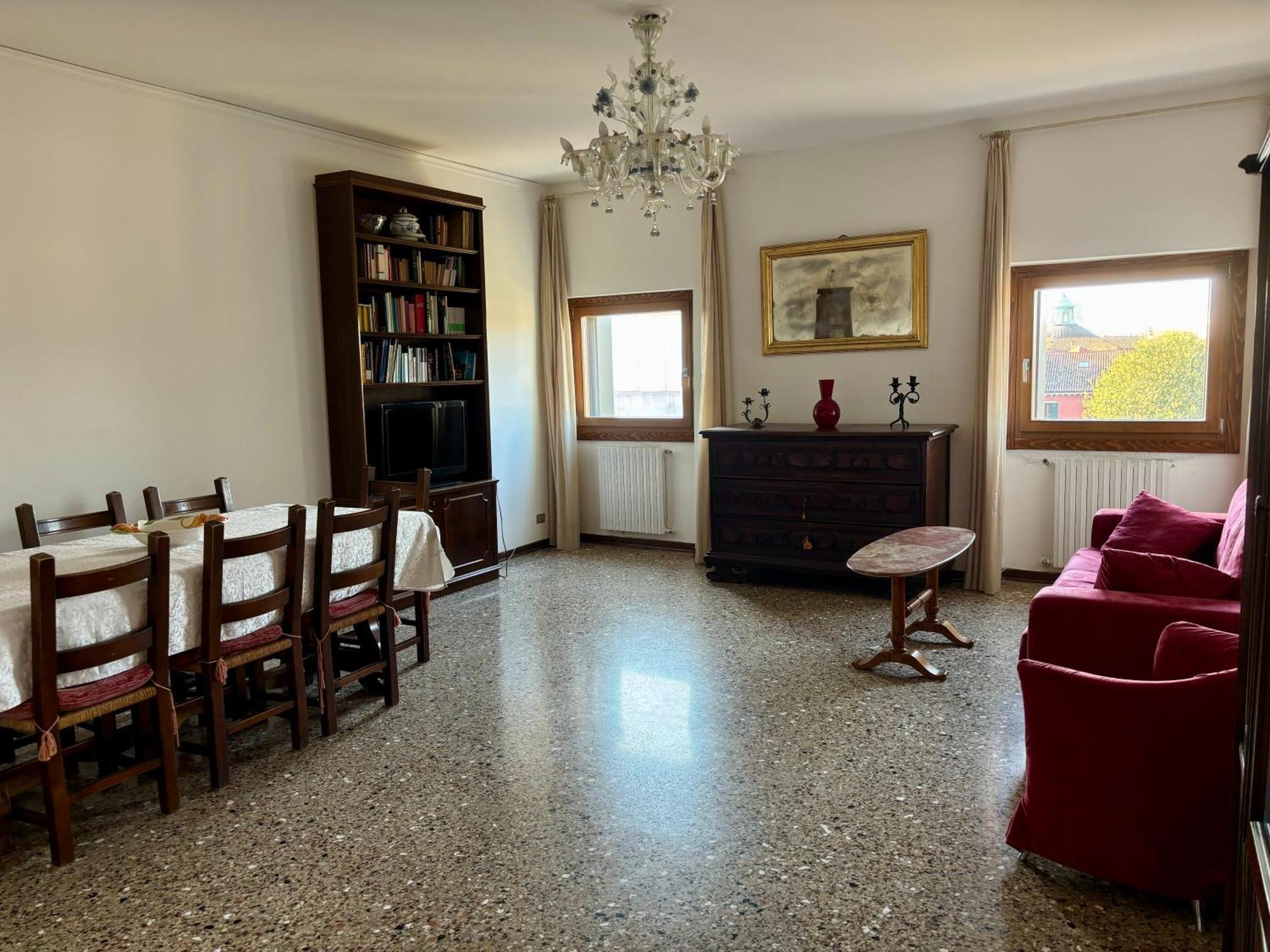 Large And Bright With Canal View Apartment *