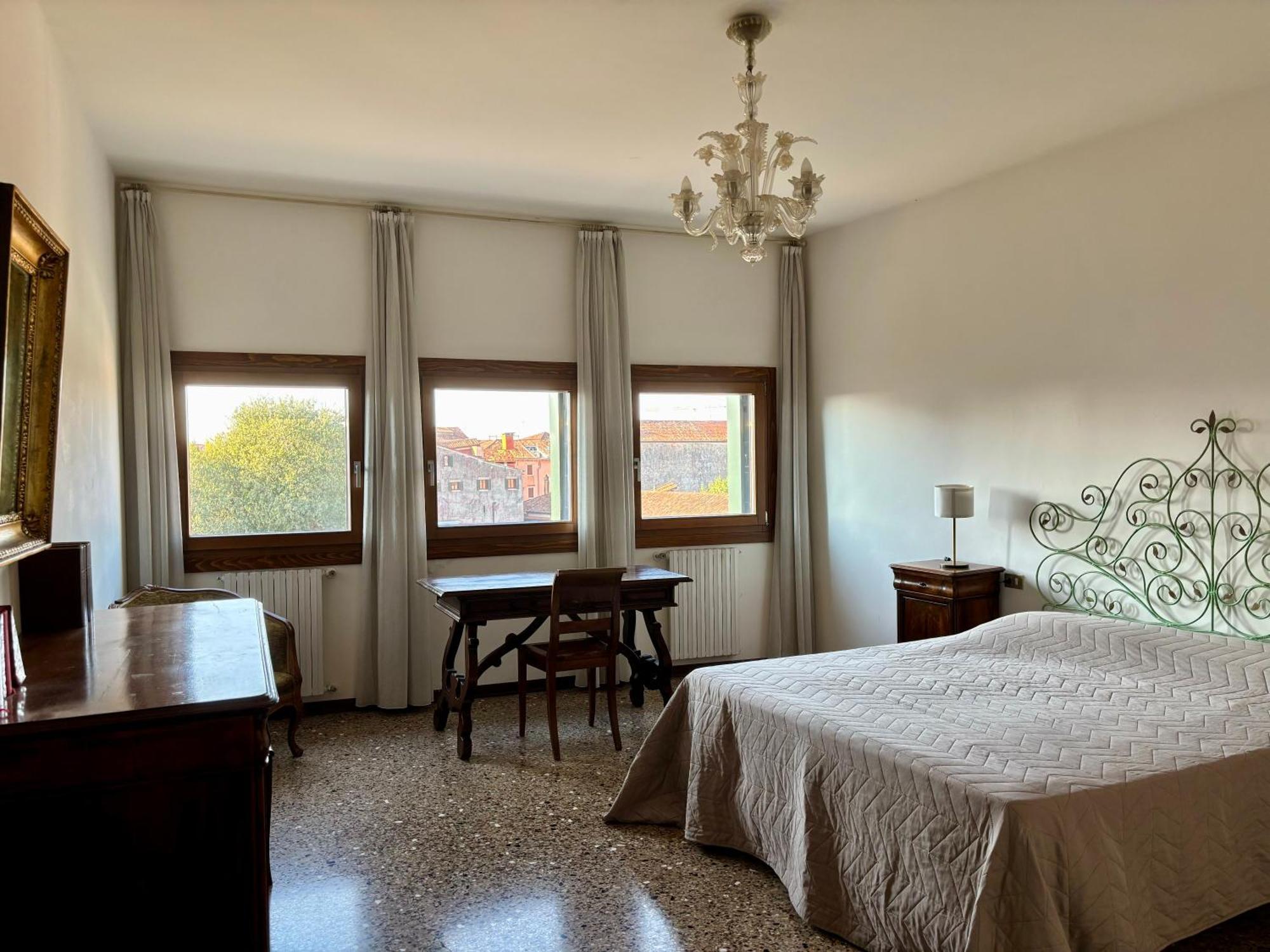 Large And Bright With Canal View Apartment Venice