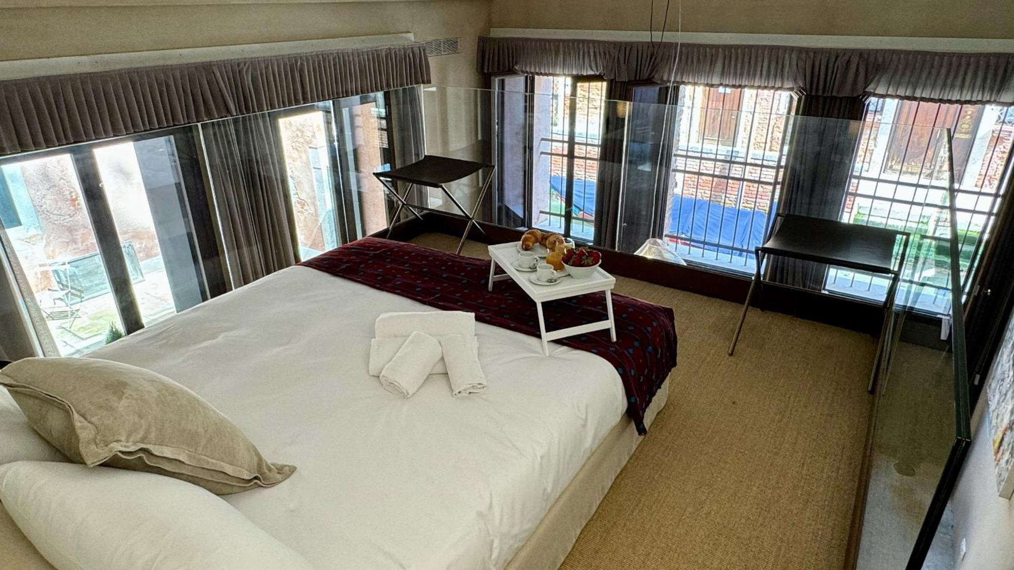Vendramin Canal View Apartment Venice