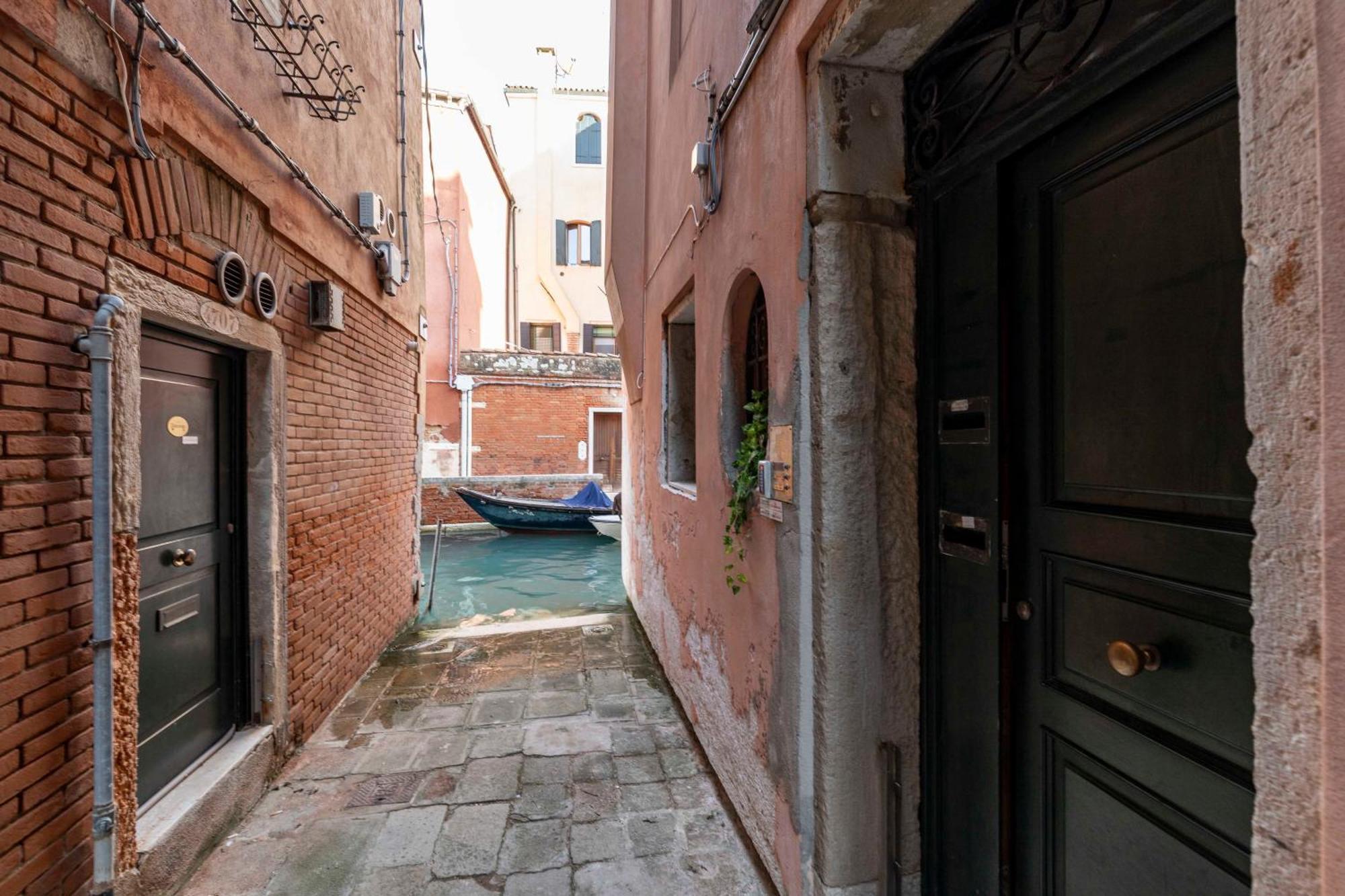 House Canal 2 Venice