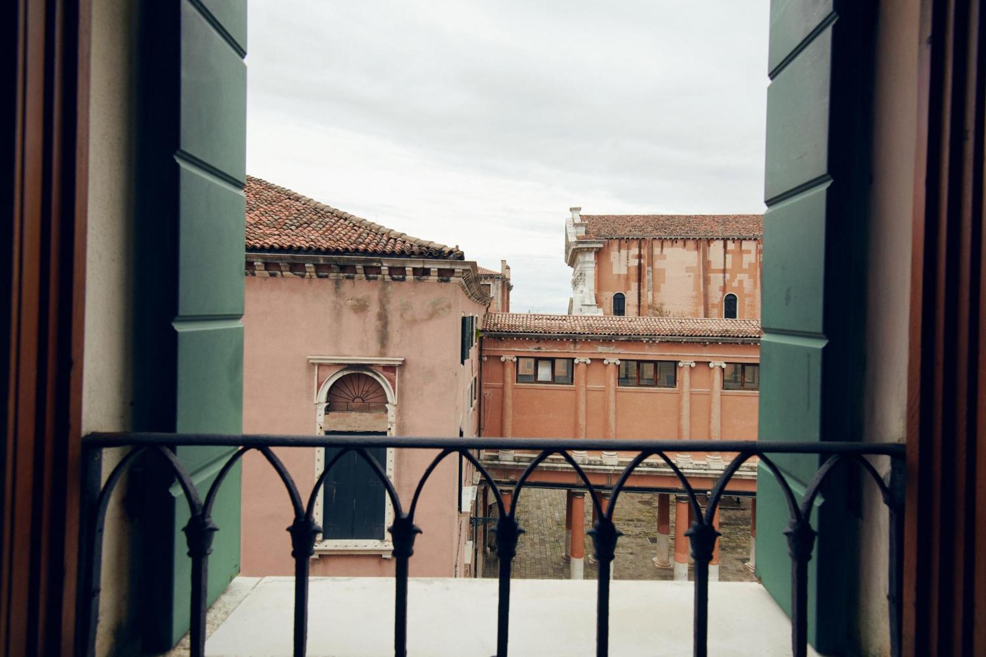 Palazzo Contarini Della Porta Di Ferro * Venice