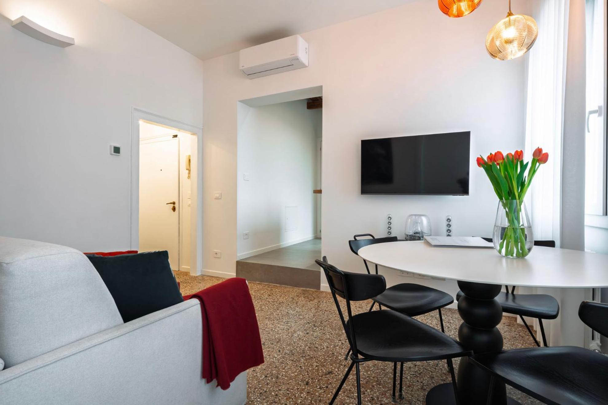 Apartment Venetian Alcove *