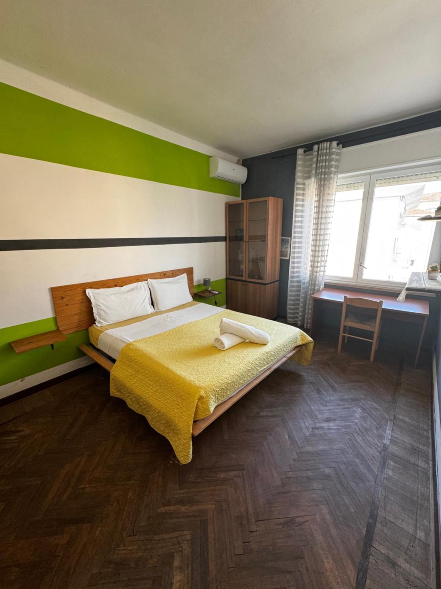 Guest house 3 Minutes From Train *