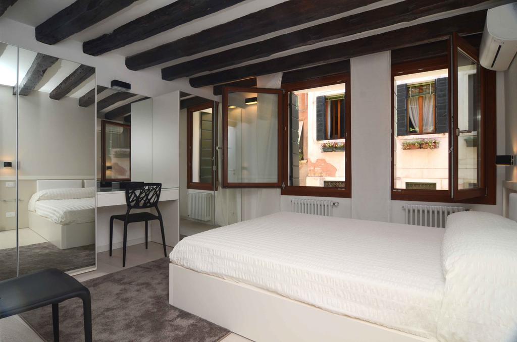 Mirrors Apartment *