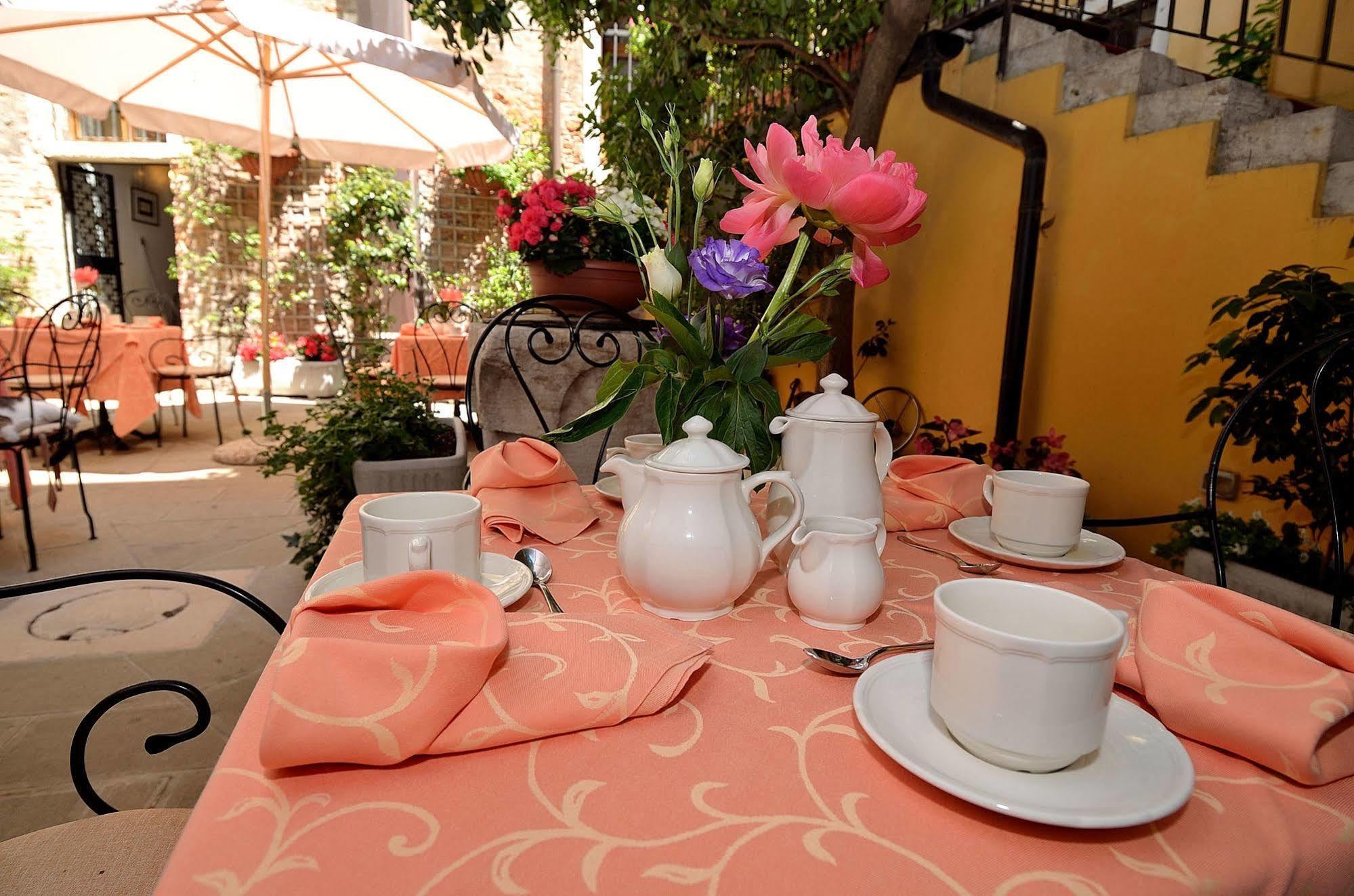 Acomodação com café da manhã  La Corte 3*