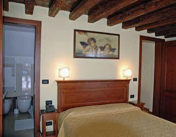 Alloggi Marinella Inn 3*