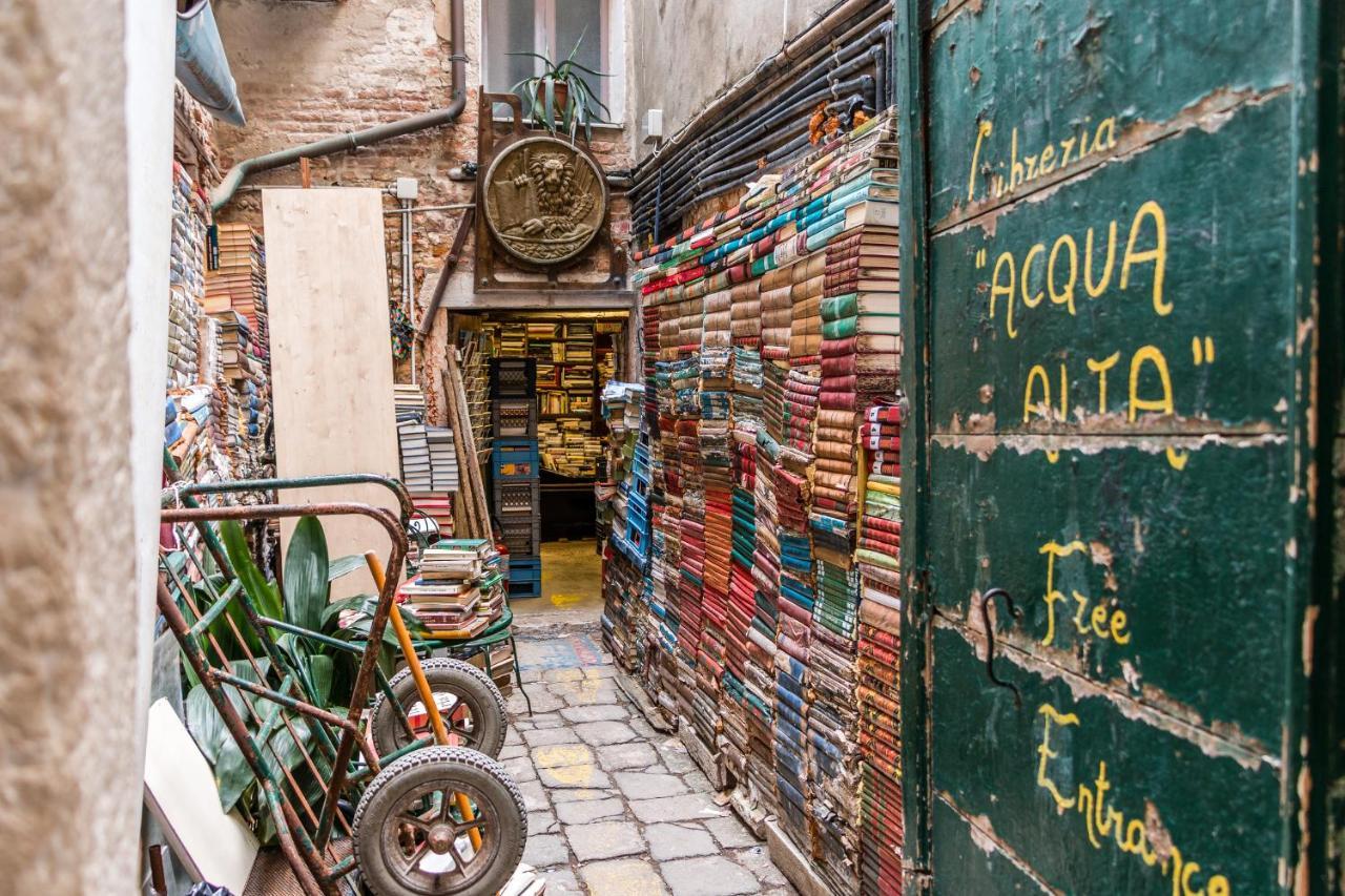 Doge's Pantheon & St.mark School In Hidden Apartment *