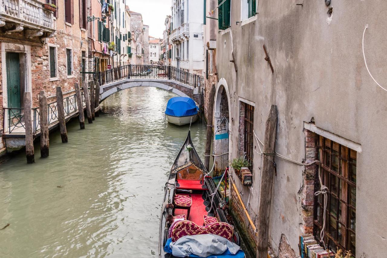 Doge's Pantheon & St.mark School In Hidden Apartment Venice