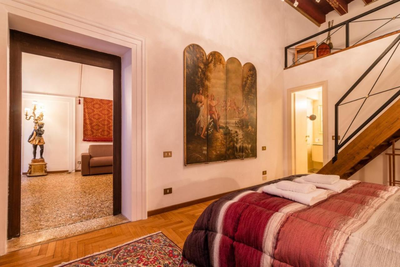 Fenice Backstage Over Canal Apartment Venice