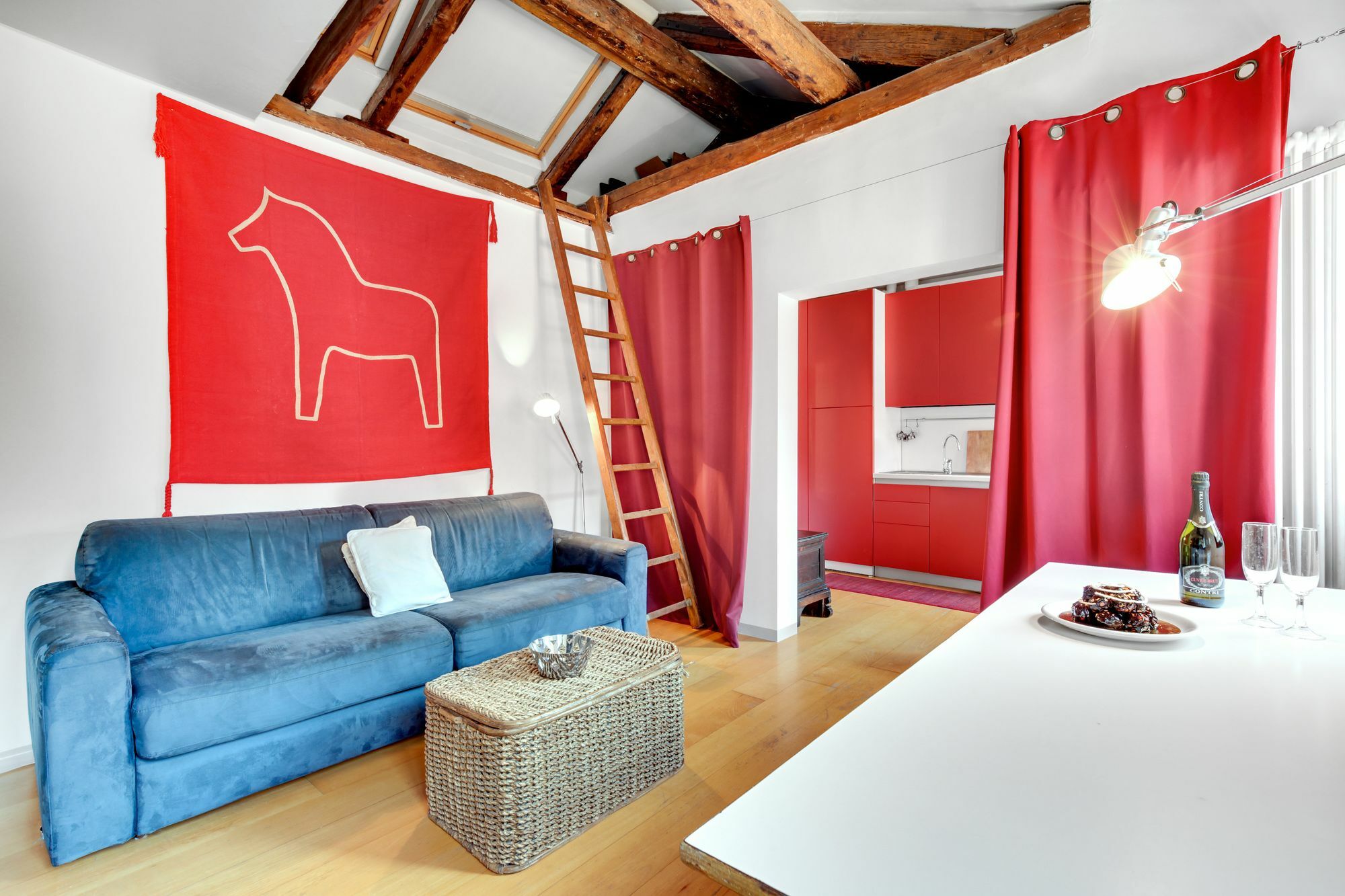 Bragora Smoochy Attic *