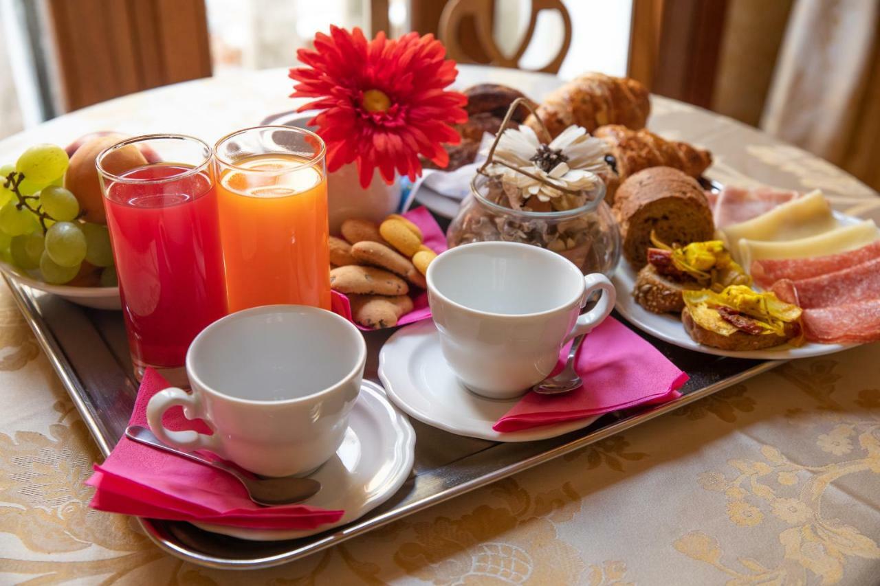 Acomodação com café da manhã  Dimora Al Doge Beato Vista Canale 2*