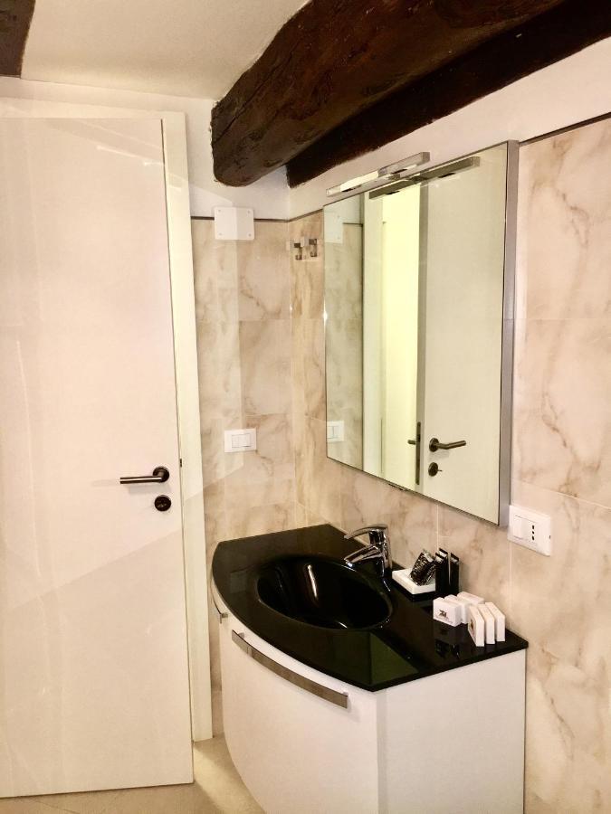 Apartment Mirrors Venice